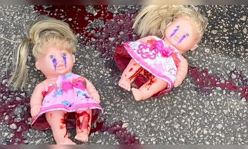 Polícia encontra bonecas 'ensanguentadas' próximas a homem morto