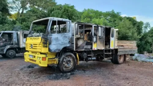 As carretas estavam no pátio da empresa e foram destruídas pelo fogo