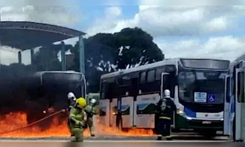 Incêndio destrói 2 ônibus em pátio de empresa de transporte coletivo