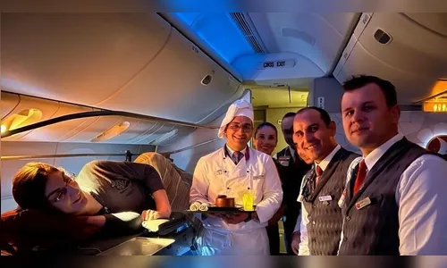 Mulher mais alta do mundo viaja de avião pela primeira vez