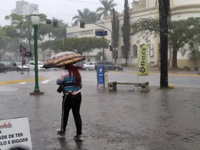 As pancadas de chuva com trovoadas se estendem por alguns dias.