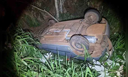 Adolescente de 15 anos capota carro na PR-681, três  ficaram feridos