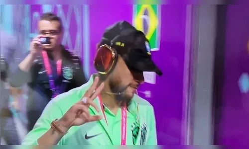 Neymar causa ao chegar com fone de ouro para primeiro jogo da Seleção