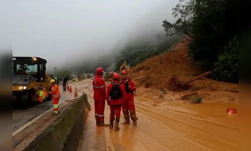 Buscas por vítimas no deslizamento da BR-376 são encerradas