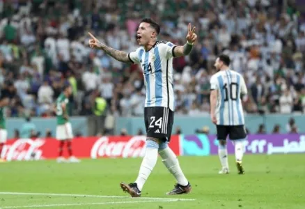 Com gols de Lionel Messi e Enzo Fernández, a Argentina superou o México por 2 a 0, no estádio Lusail, neste sábado (26)