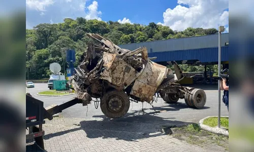 Caminhão é retirado da BR-376 em destroços; veja o vídeo