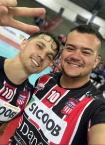 Danilo Acioli com o atleta Luan, do Apucarana Futsal