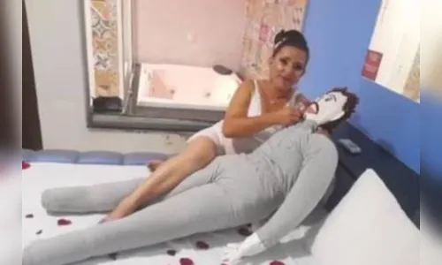 Mulher que 'se casou' com boneco de pano diz que foi traída