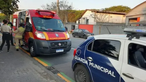 Dois suspeitos se aproximaram pedindo informações a mulher que havia ido buscar os filhos na escola