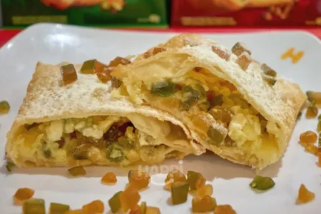 Entrando no clima de natal, uma pastelaria de Maringá vêm chamando a atenção por uma receita bastante inusitada: o pastel de panetone.