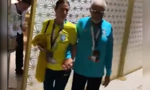 Gilberto Gil estava com a mulher, Flora, no estádio onde Brasil jogou contra a Sérvia.