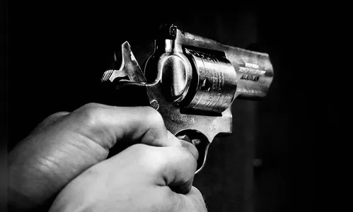 Com ciúme da esposa, homem atira contra dois irmãos e foge