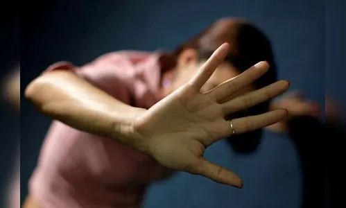 Mulher usa pedaço de pau para desarmar o ex e põe ele para correr