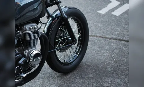 Motociclista ultrapassa pela direita, bate na viatura e foge da PM