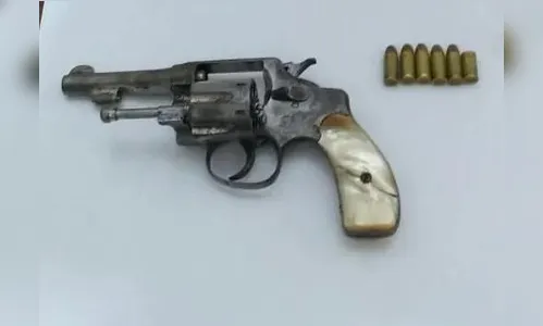 Mulher é agredida e entrega arma de fogo do agressor à polícia