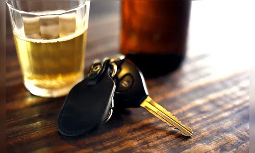 Após bater em carros estacionados, motorista é preso por embriaguez