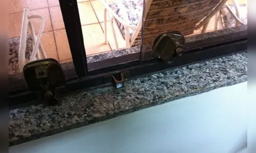 Mulher volta do jantar e descobre que casa foi invadida e furtada