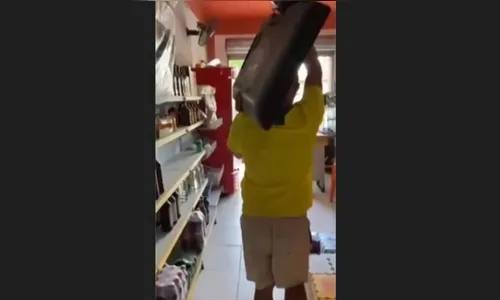 Indignado com a derrota da seleção, torcedor arremessa TV na rua; veja