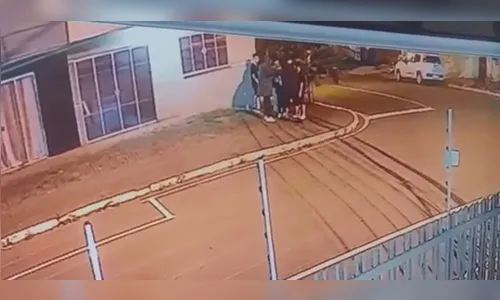 Câmera flagra jovens sendo assaltados no centro de Apucarana; veja