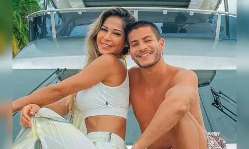 Maíra Cardi e Arthur Aguiar surgem juntos em palestra para casais