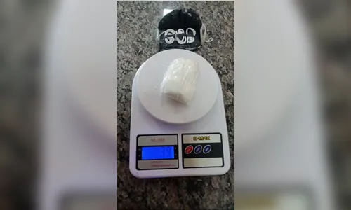 Mãe é presa ao tentar entregar cocaína para o filho em cadeia no PR