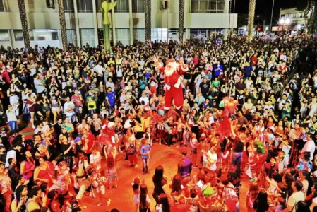 O Bom Velhinho foi recebido ao som de clássicos natalinos, com apoio do balé aéreo do Circo Tangará