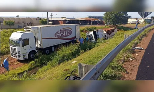 Caminhão com carne bovina capota em Maringá; carga foi perdida