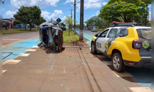 Carro capota após batida em Ivaiporã e duas pessoas ficam feridas