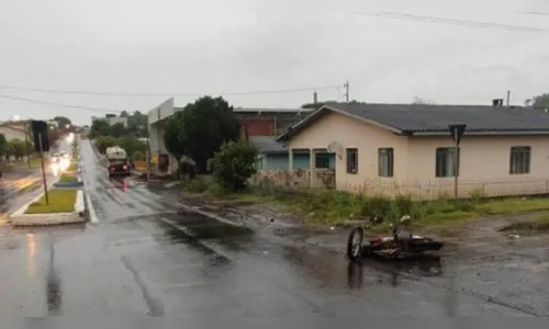 Adolescente morre em colisão de motocicleta com caminhão no Paraná