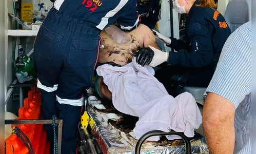 Homem cai em tanque de tinta asfáltica e é socorrido pelo Samu