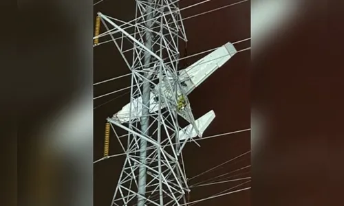 Avião atinge torre de energia e ocupantes ficam suspensos por 7 horas