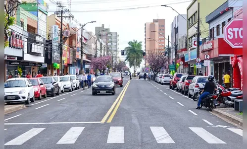 Loja de celulares é invadida por ladrões à luz do dia, em Arapongas