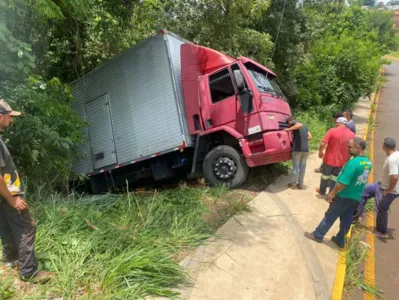 O caminhão entrou no Jardim das Flores, e não aguentou subir a íngreme Rua Rosa Stábile