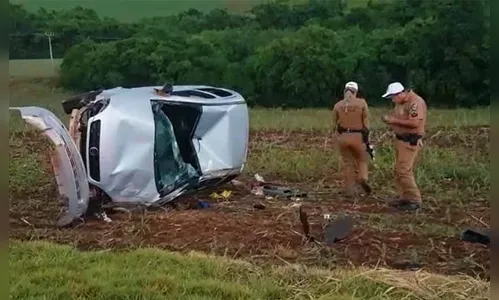 Carro capota na PR-180 e deixa dois mortos e quatro feridos