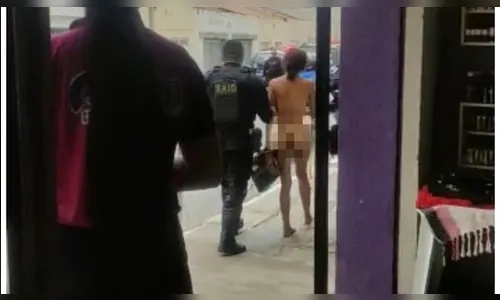 Mulher é flagrada furtando e, ao ser abordada pela polícia, tira roupa