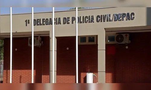 Homem bate na esposa na frente dos filhos por almoço não estar pronto