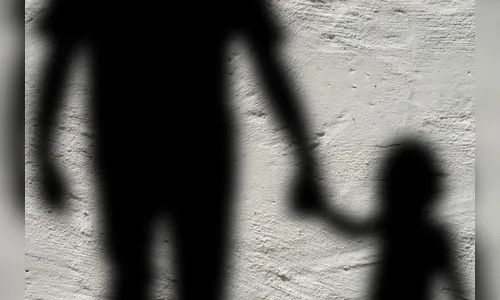 Menina chega com presentes em casa, pai desconfia e chama PM