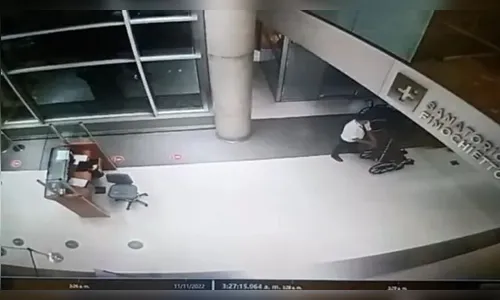 Câmera flagra guarda conversando com 'fantasma' após paciente morrer