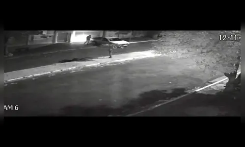 Criminosos aproveitam ausência de morador e furtam carro da garagem