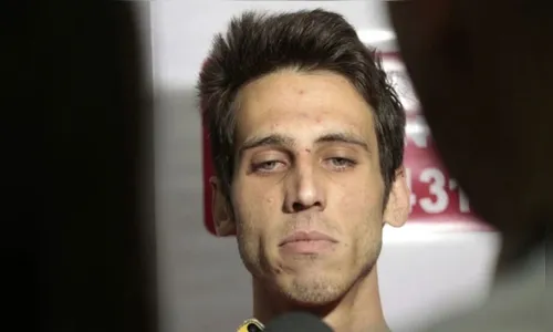 Homem absolvido pela morte da mãe no PR sai da prisão e mata o pai