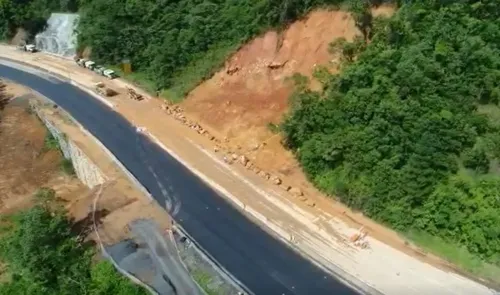 O deslizamento no km 669 da BR-376 ocorreu na segunda-feira (28) e causou pelo menos duas mortes