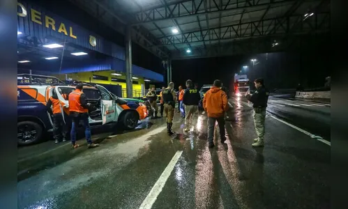 BR-376: equipes trabalham no resgate das vítimas de deslizamento