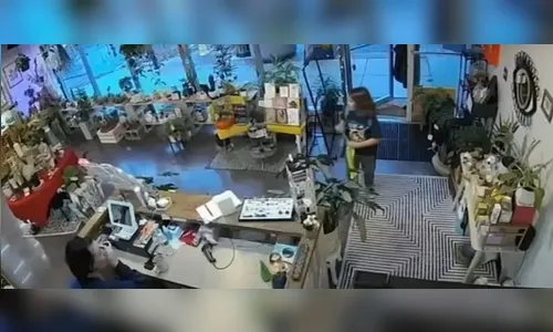 Menino pede para caixa de loja fingir ser sua mãe e evita sequestro