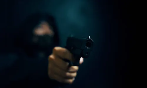 Bandidos invadem residência e aterrorizam casal em Apucarana