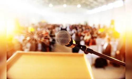 Irritado com som alto, morador joga bombas em frente à igreja