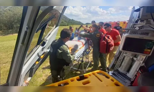 Homem atinge paredão durante voo de parapente e cai 4 metros, no PR