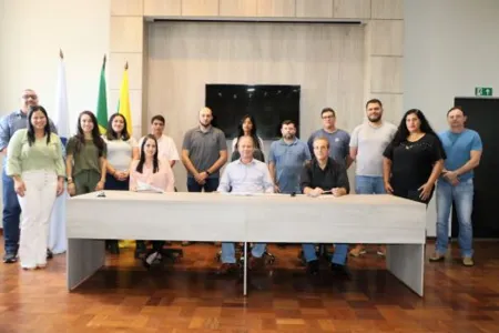 O prefeito Carlos Gil e o vice, Marcelo Reis, com  a equipe de controladores internos