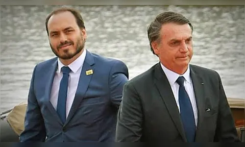 Bolsonaro parabeniza filho '02' nas redes sociais: 'Forte abraço'