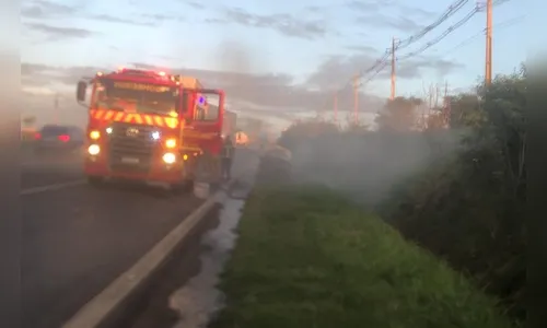 Carro pega fogo na PR-444; criança, mulher e mecânico são socorridos