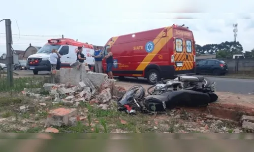 Motociclista sofre lesões graves ao atingir carro e muro no Paraná